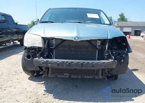 2009 Chrysler Town & Country Touring z USA, uszkodzony, nr VIN 2A8HR54149R570992